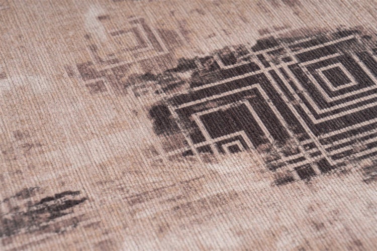 Nahaufnahme eines Teppichs mit geometrischem Muster, gerippte Textur, beige und grau, Vintage-Stil.