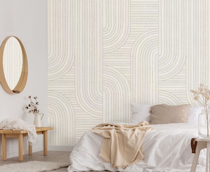 Schlafzimmer mit Bett und geometrischer Tapete mit Bogenmuster