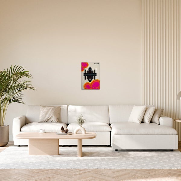 Gemütliches Wohnzimmer mit einem Poster von Indien und dem Taj Mahal an der Wand