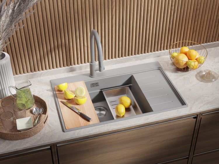 Spüle mit Armatur, Schneidebrett und Abtropfschale in einer modernen Küche