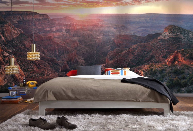 Schlafzimmer mit Fototapete einer Canyonlandschaft, Bett und Teppich