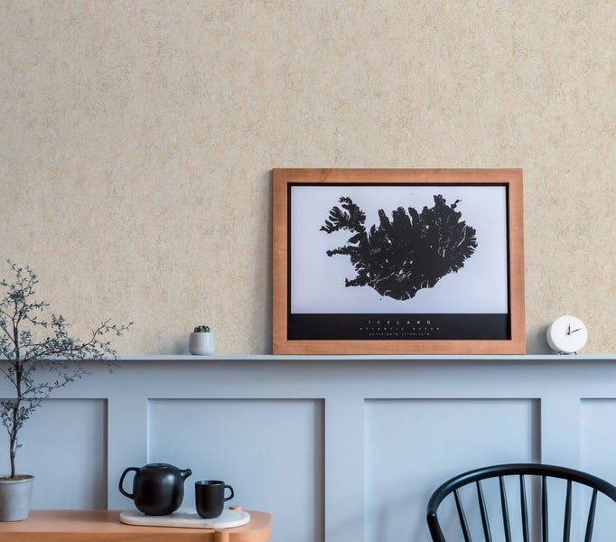 Raumansicht mit beiger Struktur-Tapete an der Wand