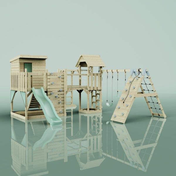 Spielplatz mit Rutsche, Kletterwand, Schaukel und Kletternetz aus Holz.