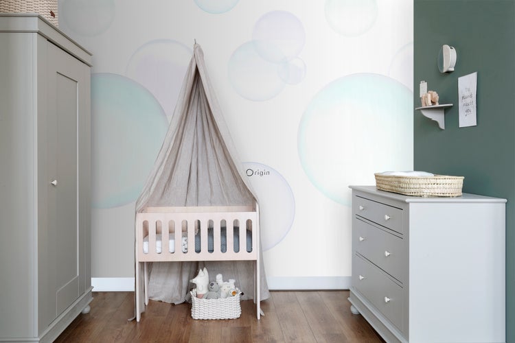 Kinderzimmer mit Kinderbett, Wickelkommode und Kleiderschrank in hellem Design