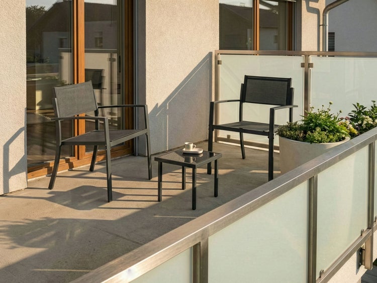 Balkonszene mit zwei Stühlen und einem Tisch für den Außenbereich