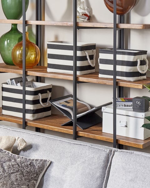 Runder Teppich mit blauem Muster auf einer Terrasse