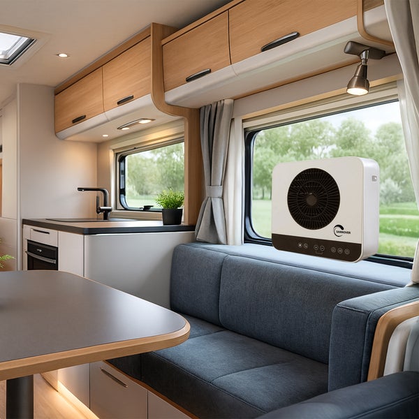 Sannover Elektroheizung in einem modern gestalteten Wohnmobil-Innenraum mit hellen Holzschränken, grauer Sitzgruppe und kleiner Küchenzeile.