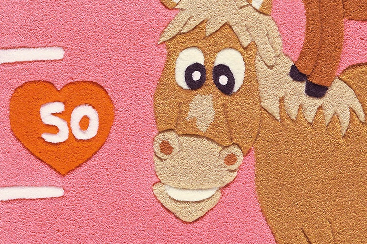 Getufteter Kinderteppich mit Pferdemotiv und einem Herz mit der Zahl 50.