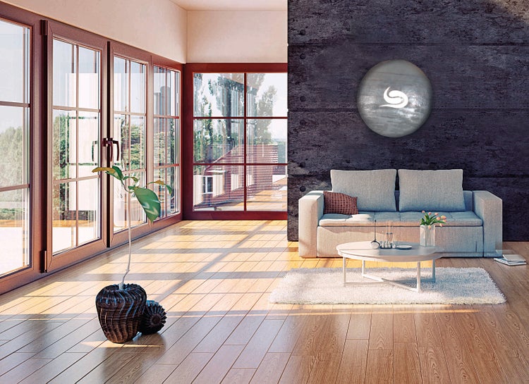 Modernes Wohnzimmer mit Sofa, Tisch und Fensterfront