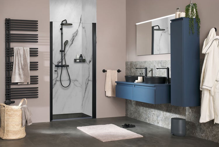 Modernes Badezimmer mit Dusche, Waschtisch, Spiegel und Handtuchwärmer