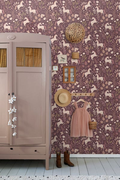 Kinderzimmer mit Einhornmuster Tapete, Kleiderschrank, Kleid und Accessoires