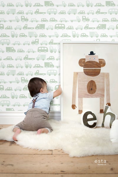 Kinderzimmer mit Fahrzeugtapete und Bild eines Affen