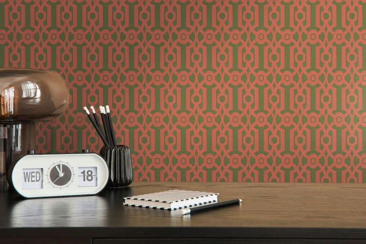 Gemusterte Tapete mit geometrischen Formen als Wandhintergrund, ergänzt durch Schreibtischaccessoires