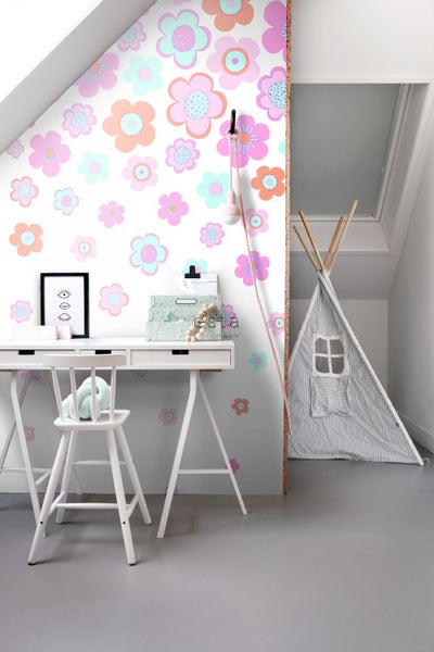 Kinderzimmer mit Schreibtisch, Stuhl, Spielzelt und Blumentapete