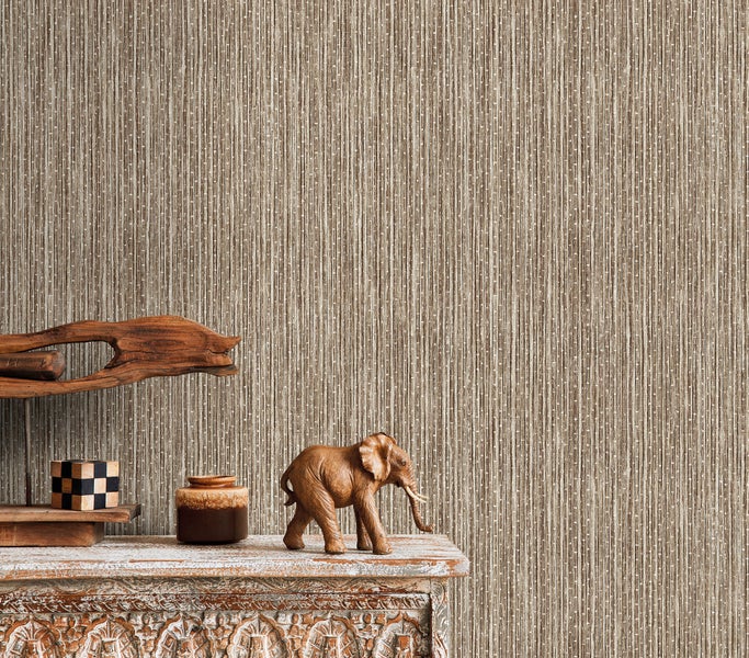Raumansicht mit floral gemusterter Tapete, Holztisch mit Pflanze und Vasen sowie Holzstuhl mit Polsterung.