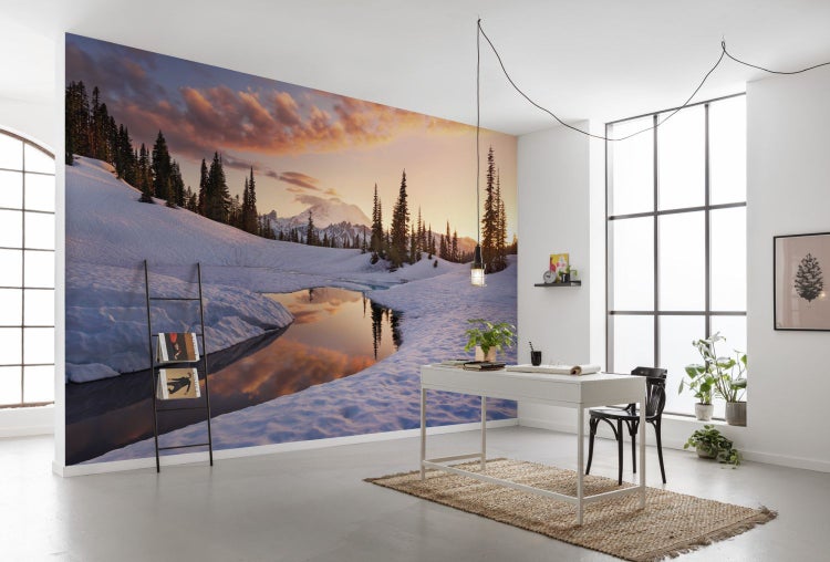 Wohnraum mit Fototapete mit Winterlandschaft, Schreibtisch, Stuhl und Dekoration