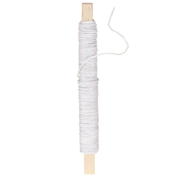 Papierdraht weiß auf Holzstab gewickelt.