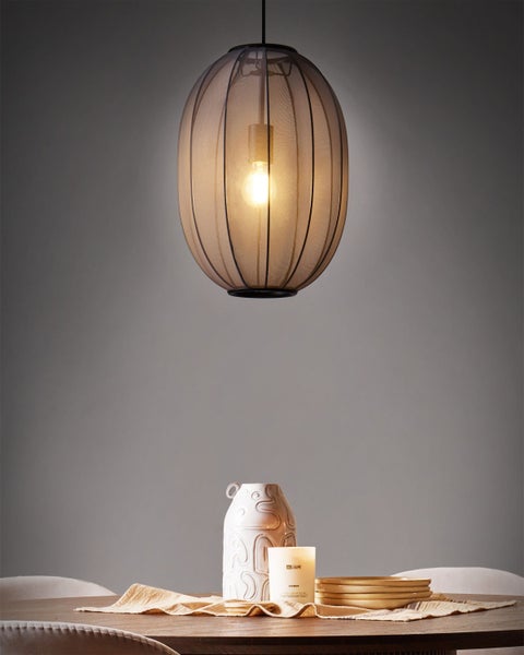 Zwei klappbare Bistrotische aus Metall mit Mosaikplatte, einer aufgebaut, einer zusammengeklappt.