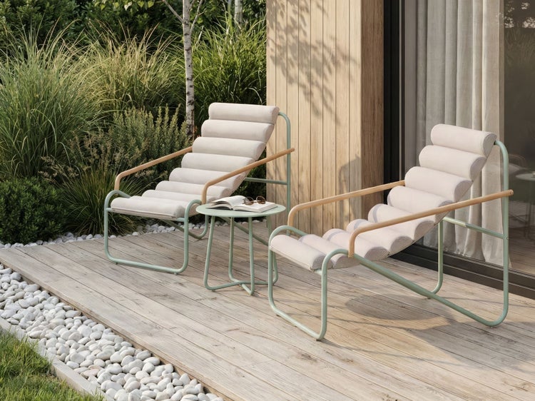 Moderne Terrasse mit zwei Gartenliegen mit Metallgestell, Holzarmlehnen und gerippten Polstern, dazu ein runder Beistelltisch auf einem Holzdeck.