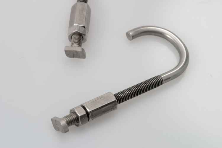Hakenbolzen aus Edelstahl mit Hammerschraube und Sechskantmuffe.