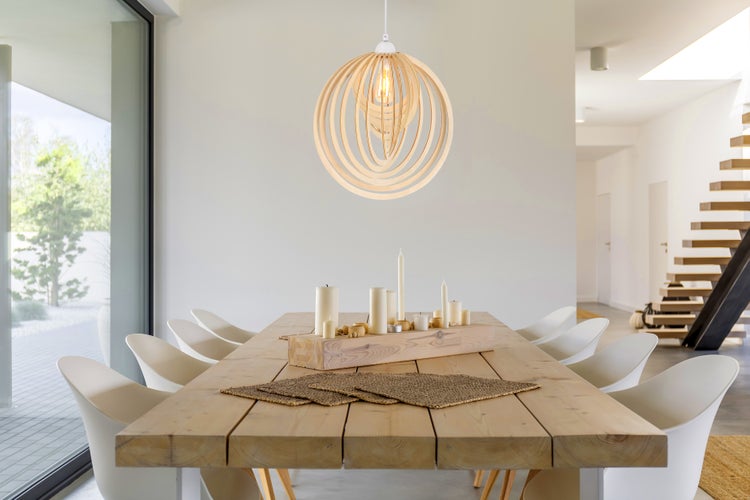 Esszimmer mit Holztisch, Stühlen und hölzerner Pendelleuchte