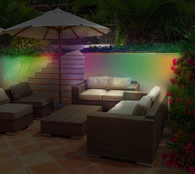 Gartenmöbel-Set unter einem Sonnenschirm auf einer Terrasse