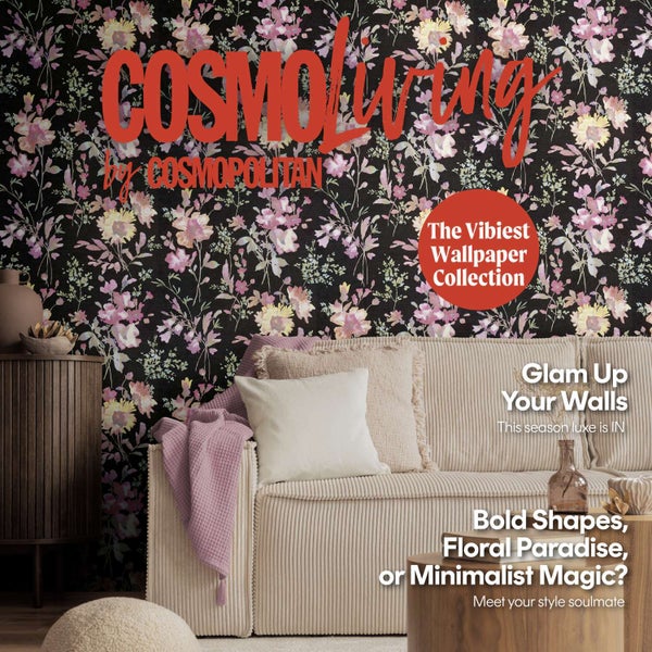 Wohnzimmer mit Vliestapete im Blumendesign, dekoriert mit Cordsofa, Kissen und Beistelltisch aus der Cosmopolitan Tapetenkollektion.
