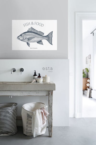Badezimmer mit Waschbecken, Wäschesammlern und Wandbild mit Fischmotiv