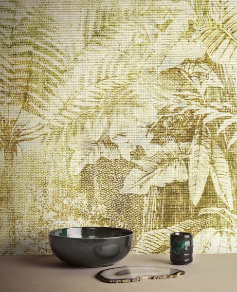 Wasser wird auf eine Tischdecke mit Blumenmuster gegossen