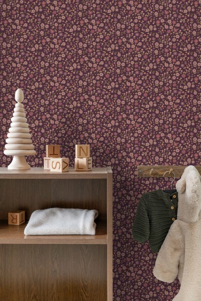 Dekoratives Kinderzimmer mit floraler Tapete, Holzregal und Spielsachen