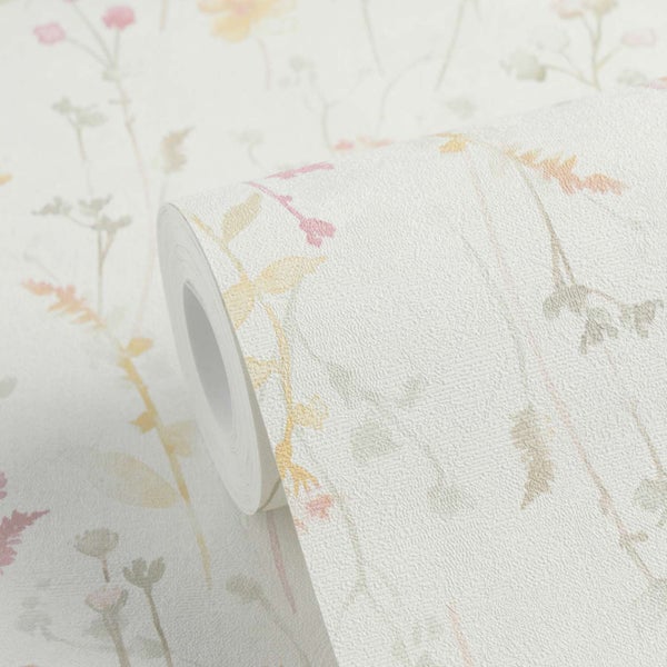 Tapetenrolle mit floralem Wiesenblumenmuster und strukturierter Oberfläche für die Wandgestaltung.