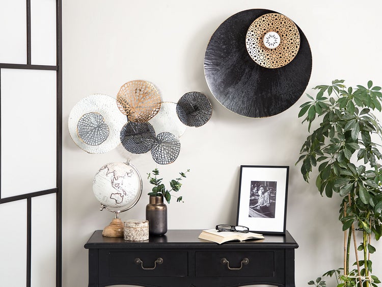 Dekorative Wandgestaltung mit kreisförmigen Metallornamenten