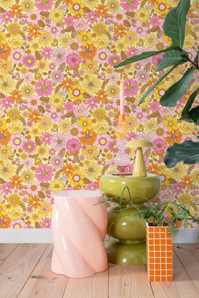 Innenraum mit Blumentapete und dekorativen Accessoires