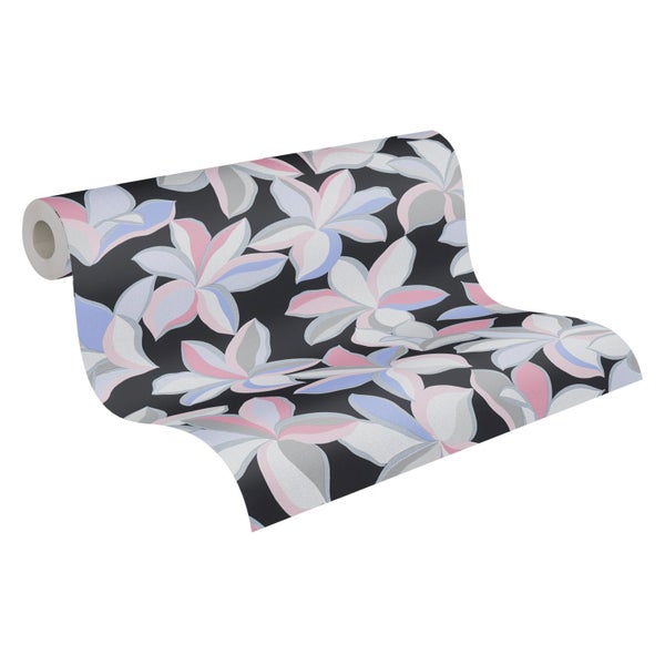 Katze ruht auf einem dreistöckigen Katzenkratzbaum mit drei Höhlen