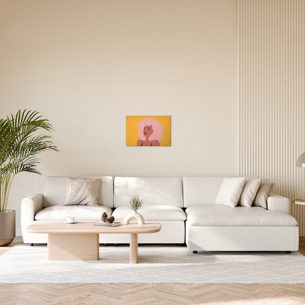 Wohnzimmer mit Sofa und Wandbild einer Frau mit Afrofrisur