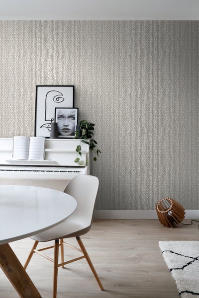 Wohnraum mit Strickmuster-Tapete, Klavier und Esstisch