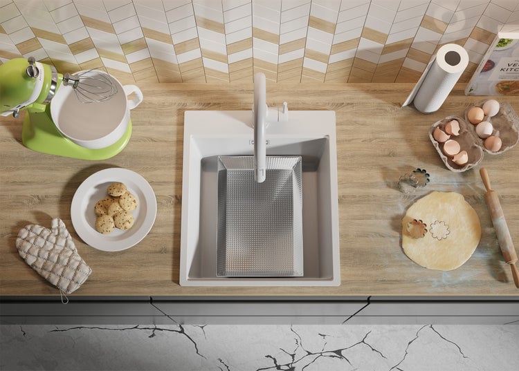 Küchenszene mit Spüle, Armatur, Teig, Ausstecher, Eiern und Küchenmaschine