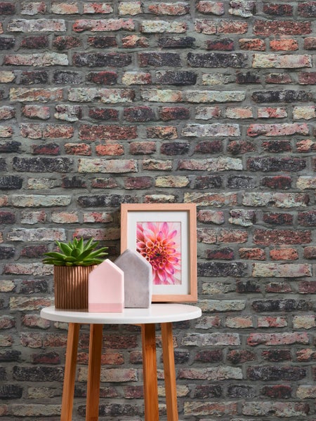 Hochbeet aus Holz mit Pflanzen auf einer Terrasse