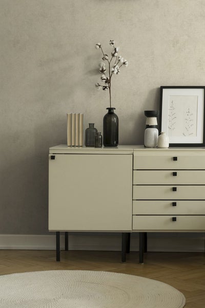 Raumansicht mit Regal, Stehlampe und passender gemusterter Tapete.