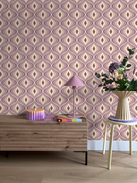 Wohnraum mit retro gemusterter Tapete, Sideboard, Lampe und Blumenarrangement