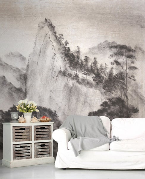 Dekoratives Wohnzimmer mit Wandbild, Kommode und Sofa