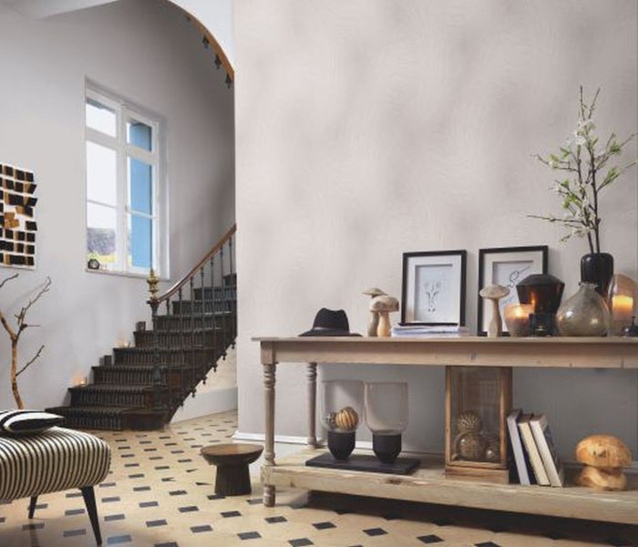 Anwendungsbeispiele für verschiedene Sockelleisten in unterschiedlichen Räumen.