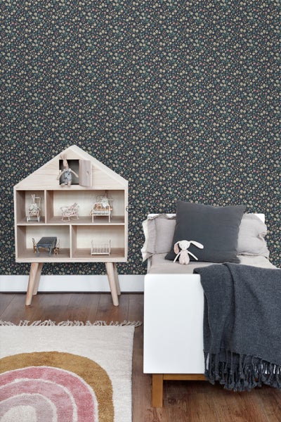 Dekoriertes Kinderzimmer mit Blumentapete, Puppenhaus und kleinem Bett