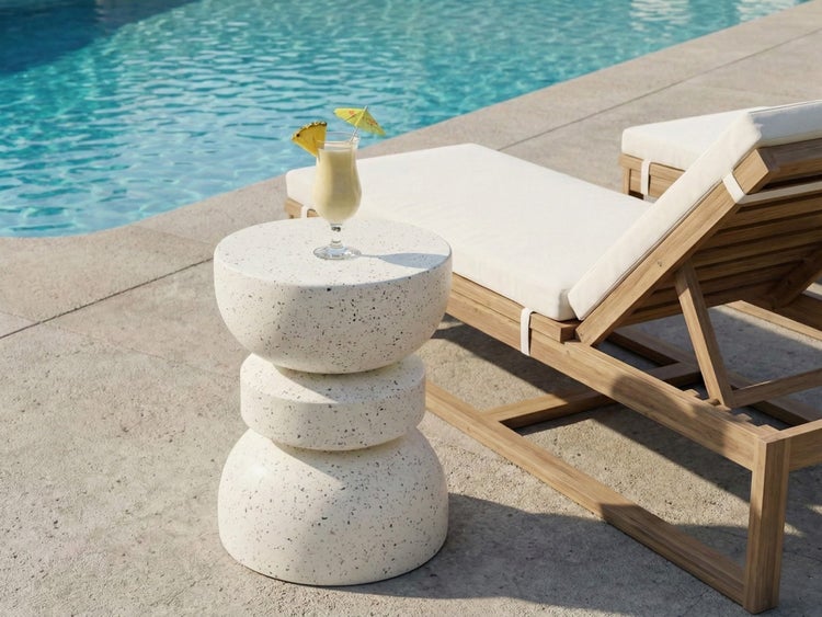 Szene am Pool mit Beistelltisch aus Terrazzo, Cocktail und Liegestuhl