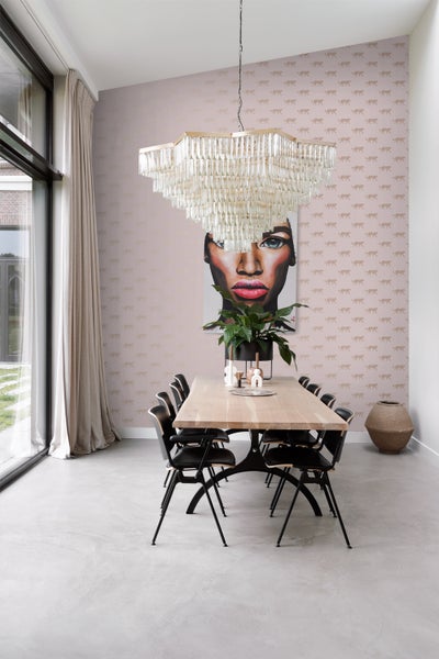 Esszimmer mit Esstisch, Stühlen und einer großen Pendelleuchte