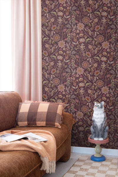 Tapetenrolle mit floralem Muster