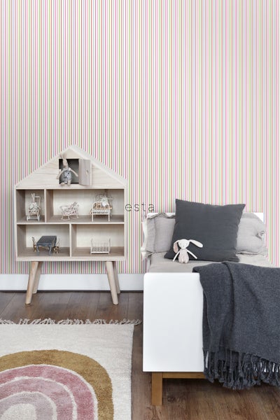 Kinderzimmer mit gestreifter Tapete, Puppenhaus und Kinderbett