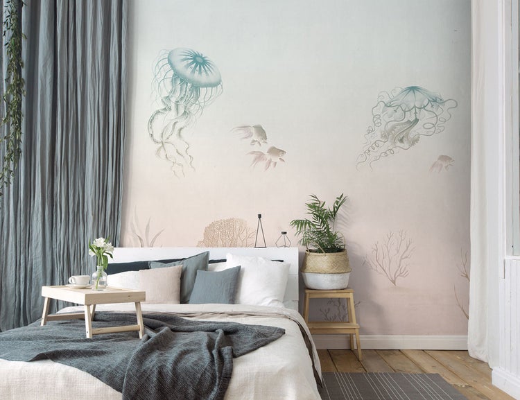 Schlafzimmer mit Wandbildern von Quallen und Fischen