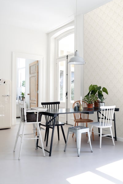 Heller Essbereich mit Esstisch, Stühlen, Zimmerpflanzen und Mustertapete