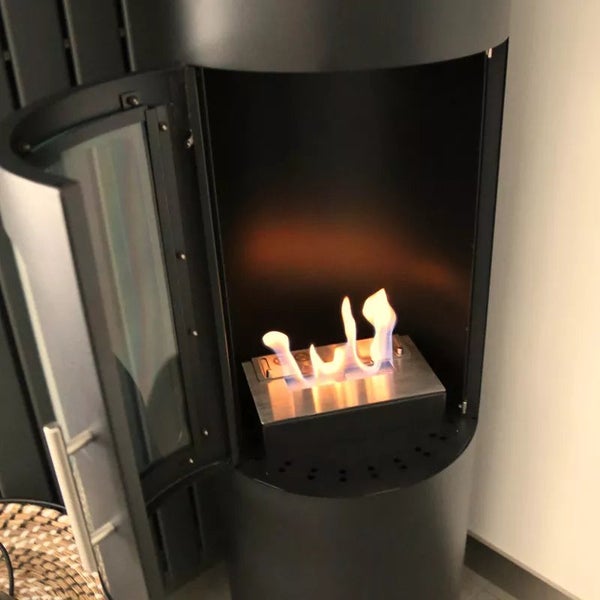 Ethanolkamin mit Flammen